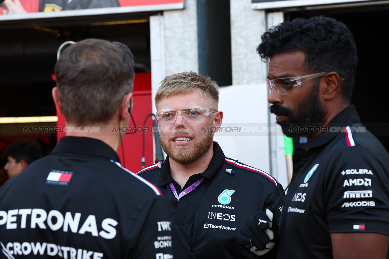 GP MONACO, Romesh Ranganathan (GBR) Comedian e Rob Beckett (GBR) Comedian practice a pit stop with Mercedes AMG F1.

25.05.2023. Formula 1 World Championship, Rd 7, Monaco Grand Prix, Monte Carlo, Monaco, Preparation Day.

- www.xpbimages.com, EMail: requests@xpbimages.com ¬© Copyright: Batchelor / XPB Images