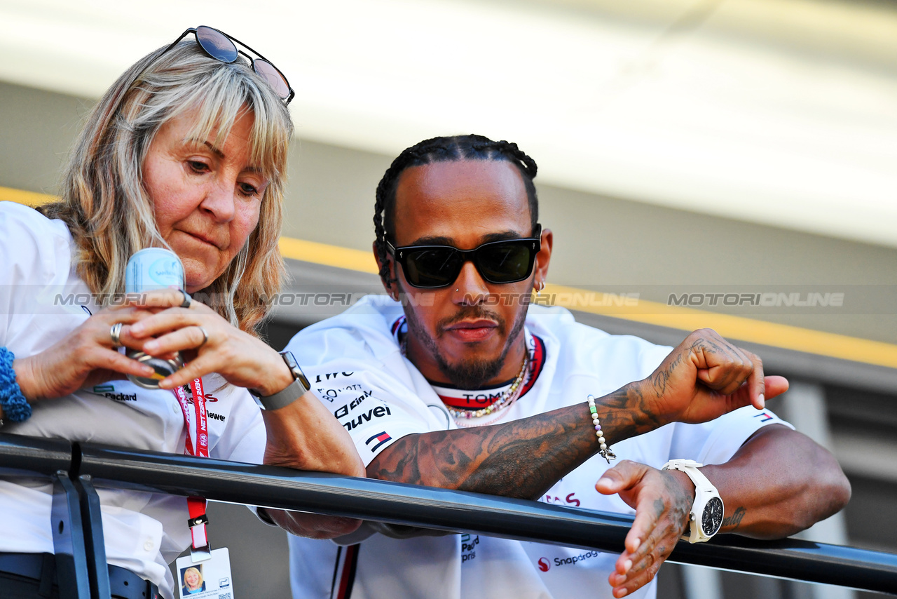 GP MONACO, (L to R): Jayne Poole (GBR) Red Bull Racing Special Advisor with Lewis Hamilton (GBR) Mercedes AMG F1.

25.05.2023. Formula 1 World Championship, Rd 7, Monaco Grand Prix, Monte Carlo, Monaco, Preparation Day.

- www.xpbimages.com, EMail: requests@xpbimages.com ¬© Copyright: Price / XPB Images