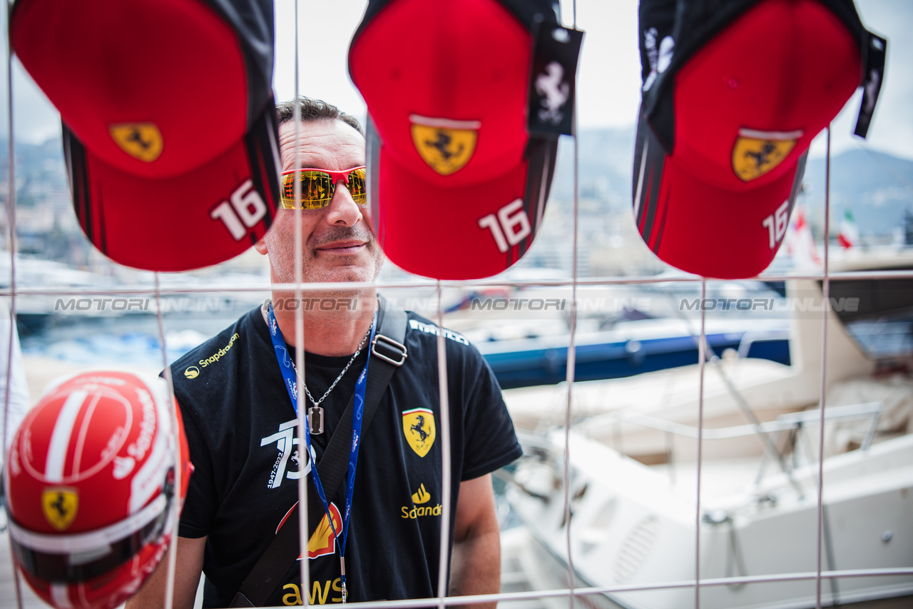 GP MONACO, Circuit Atmosfera Ferrari fan.

25.05.2023. Formula 1 World Championship, Rd 7, Monaco Grand Prix, Monte Carlo, Monaco, Preparation Day.

- www.xpbimages.com, EMail: requests@xpbimages.com ¬© Copyright: Bearne / XPB Images