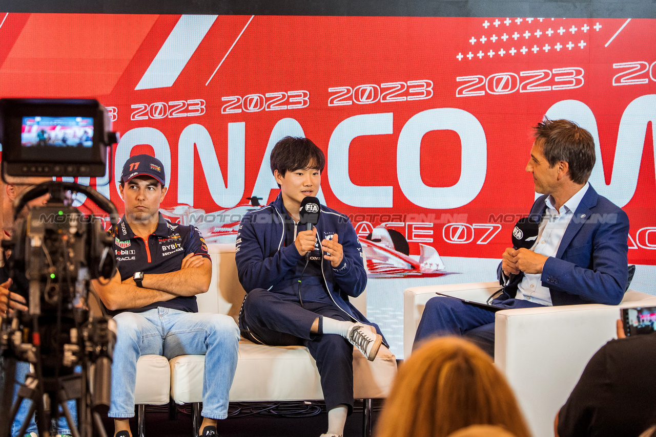 GP MONACO, (L to R): Sergio Perez (MEX) Red Bull Racing e Yuki Tsunoda (JPN) AlphaTauri with Tom Clarkson (GBR) Journalist in the FIA Press Conference.

25.05.2023. Formula 1 World Championship, Rd 7, Monaco Grand Prix, Monte Carlo, Monaco, Preparation Day.

- www.xpbimages.com, EMail: requests@xpbimages.com ¬© Copyright: Bearne / XPB Images