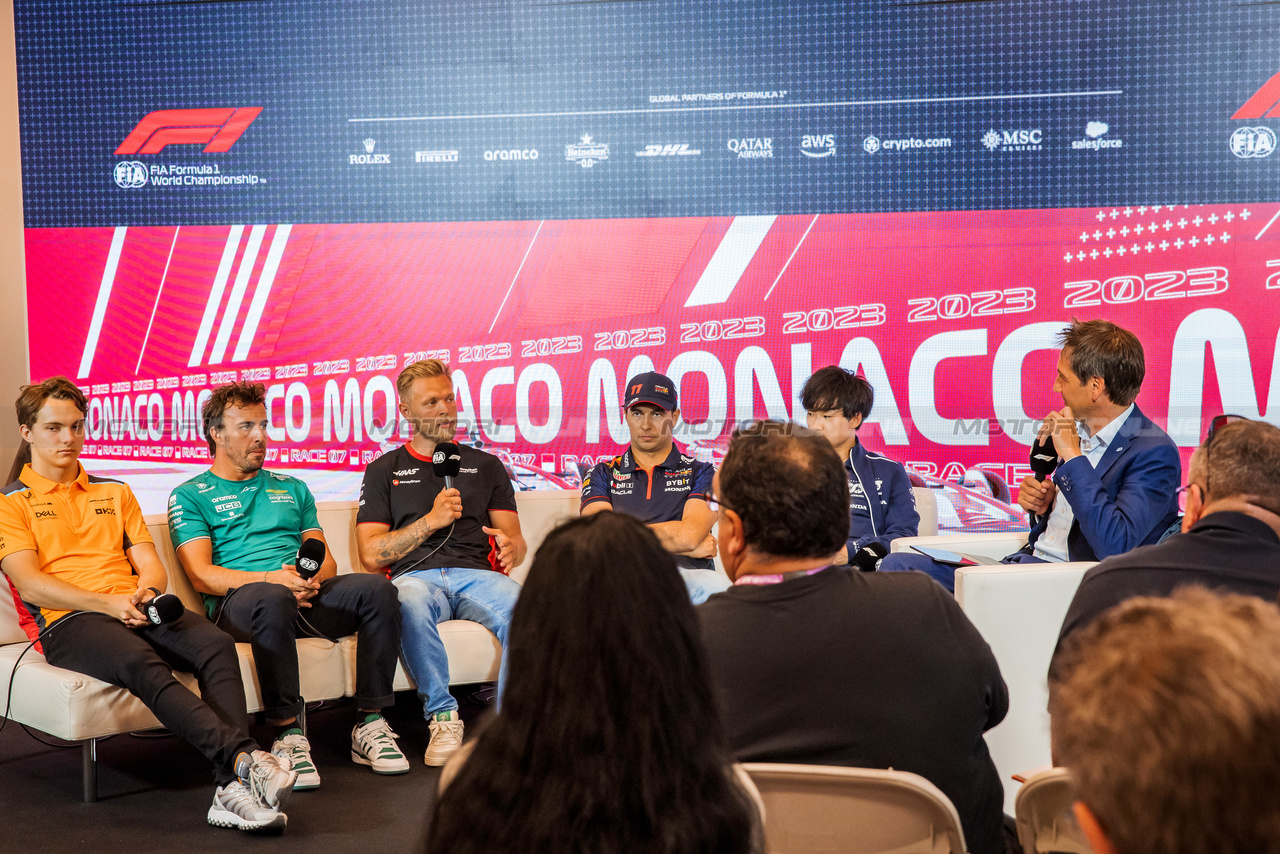 GP MONACO, (L to R): Oscar Piastri (AUS) McLaren; Fernando Alonso (ESP) Aston Martin F1 Team; Kevin Magnussen (DEN) Haas F1 Team; Sergio Perez (MEX) Red Bull Racing; e Yuki Tsunoda (JPN) AlphaTauri, in the FIA Press Conference.

25.05.2023. Formula 1 World Championship, Rd 7, Monaco Grand Prix, Monte Carlo, Monaco, Preparation Day.

- www.xpbimages.com, EMail: requests@xpbimages.com ¬© Copyright: Bearne / XPB Images