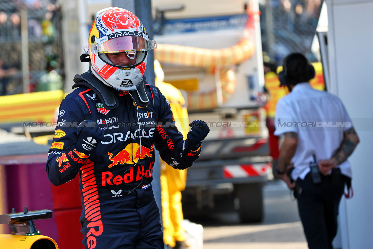 GP MONACO, Max Verstappen (NLD) Red Bull Racing celebrates his pole position in qualifying parc ferme.

27.05.2023. Formula 1 World Championship, Rd 7, Monaco Grand Prix, Monte Carlo, Monaco, Qualifiche Day.

- www.xpbimages.com, EMail: requests@xpbimages.com ¬© Copyright: Batchelor / XPB Images
