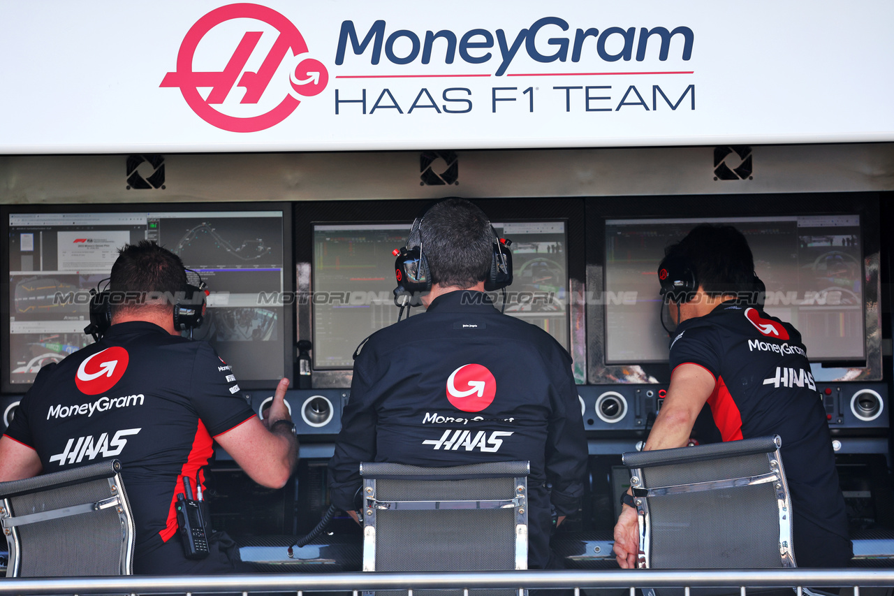 GP MONACO, Guenther Steiner (ITA) Haas F1 Team Prinicipal on the pit gantry.

27.05.2023. Formula 1 World Championship, Rd 7, Monaco Grand Prix, Monte Carlo, Monaco, Qualifiche Day.

- www.xpbimages.com, EMail: requests@xpbimages.com ¬© Copyright: Batchelor / XPB Images