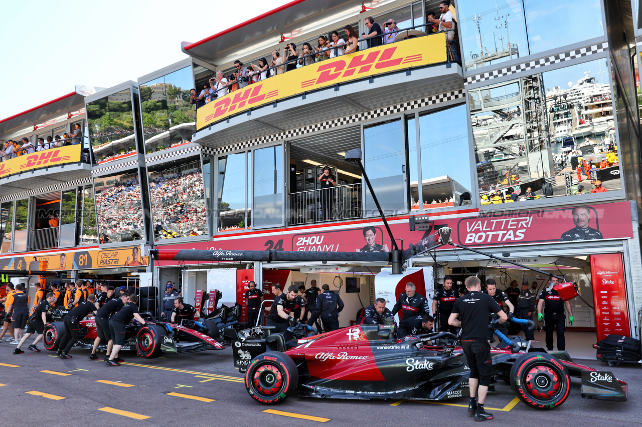 GP MONACO, Valtteri Bottas (FIN) Alfa Romeo F1 Team C43 e Zhou Guanyu (CHN) Alfa Romeo F1 Team C43 in the pits.

27.05.2023. Formula 1 World Championship, Rd 7, Monaco Grand Prix, Monte Carlo, Monaco, Qualifiche Day.

- www.xpbimages.com, EMail: requests@xpbimages.com ¬© Copyright: Batchelor / XPB Images