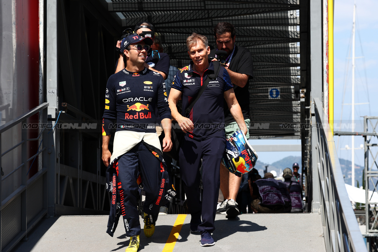 GP MONACO, Sergio Perez (MEX) Red Bull Racing with Xavi Martos (ESP) Red Bull Racing F1 Team Physio.

27.05.2023. Formula 1 World Championship, Rd 7, Monaco Grand Prix, Monte Carlo, Monaco, Qualifiche Day.

 - www.xpbimages.com, EMail: requests@xpbimages.com ¬© Copyright: Coates / XPB Images