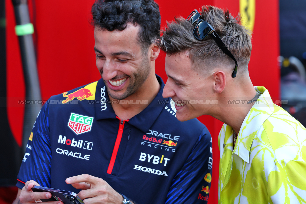 GP MONACO, (L to R): Daniel Ricciardo (AUS) Red Bull Racing Reserve e Third Driver with Fabio Quartararo (FRA) MotoGP Motorcycle Rider.

27.05.2023. Formula 1 World Championship, Rd 7, Monaco Grand Prix, Monte Carlo, Monaco, Qualifiche Day.

 - www.xpbimages.com, EMail: requests@xpbimages.com ¬© Copyright: Coates / XPB Images