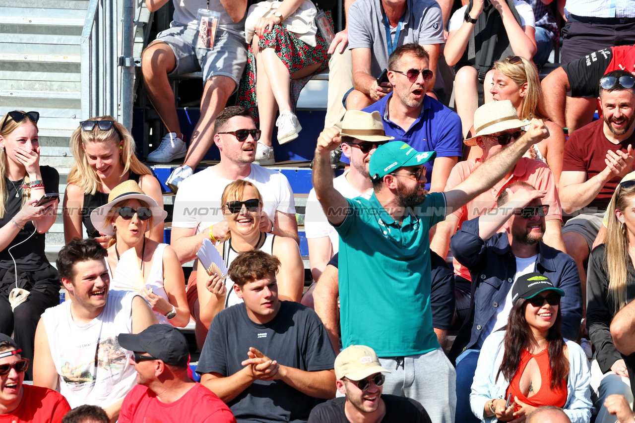 GP MONACO, Circuit Atmosfera - fans in the grandstand.

27.05.2023. Formula 1 World Championship, Rd 7, Monaco Grand Prix, Monte Carlo, Monaco, Qualifiche Day.

 - www.xpbimages.com, EMail: requests@xpbimages.com ¬© Copyright: Coates / XPB Images