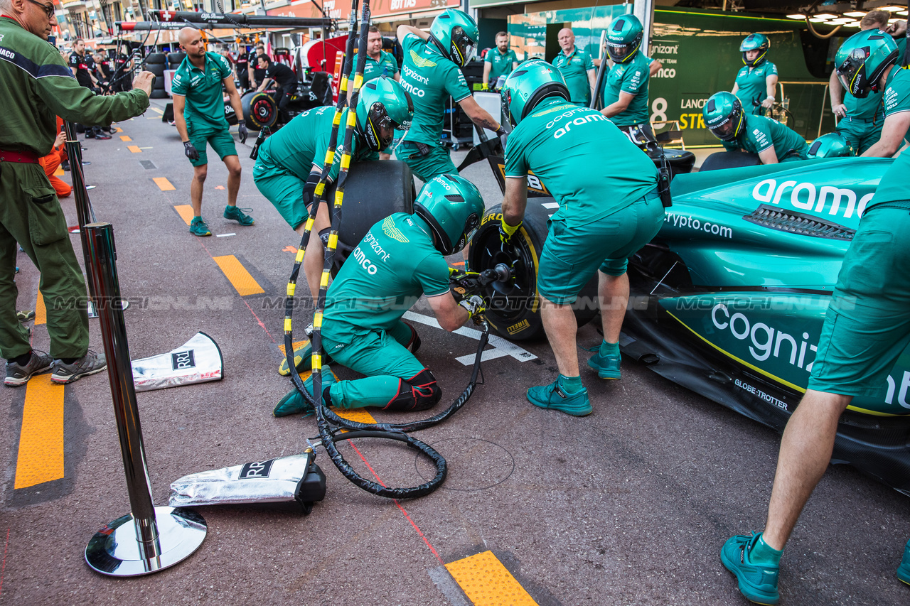 GP MONACO, Aston Martin F1 Team practices a pit stop.

27.05.2023. Formula 1 World Championship, Rd 7, Monaco Grand Prix, Monte Carlo, Monaco, Qualifiche Day.

- www.xpbimages.com, EMail: requests@xpbimages.com ¬© Copyright: Bearne / XPB Images