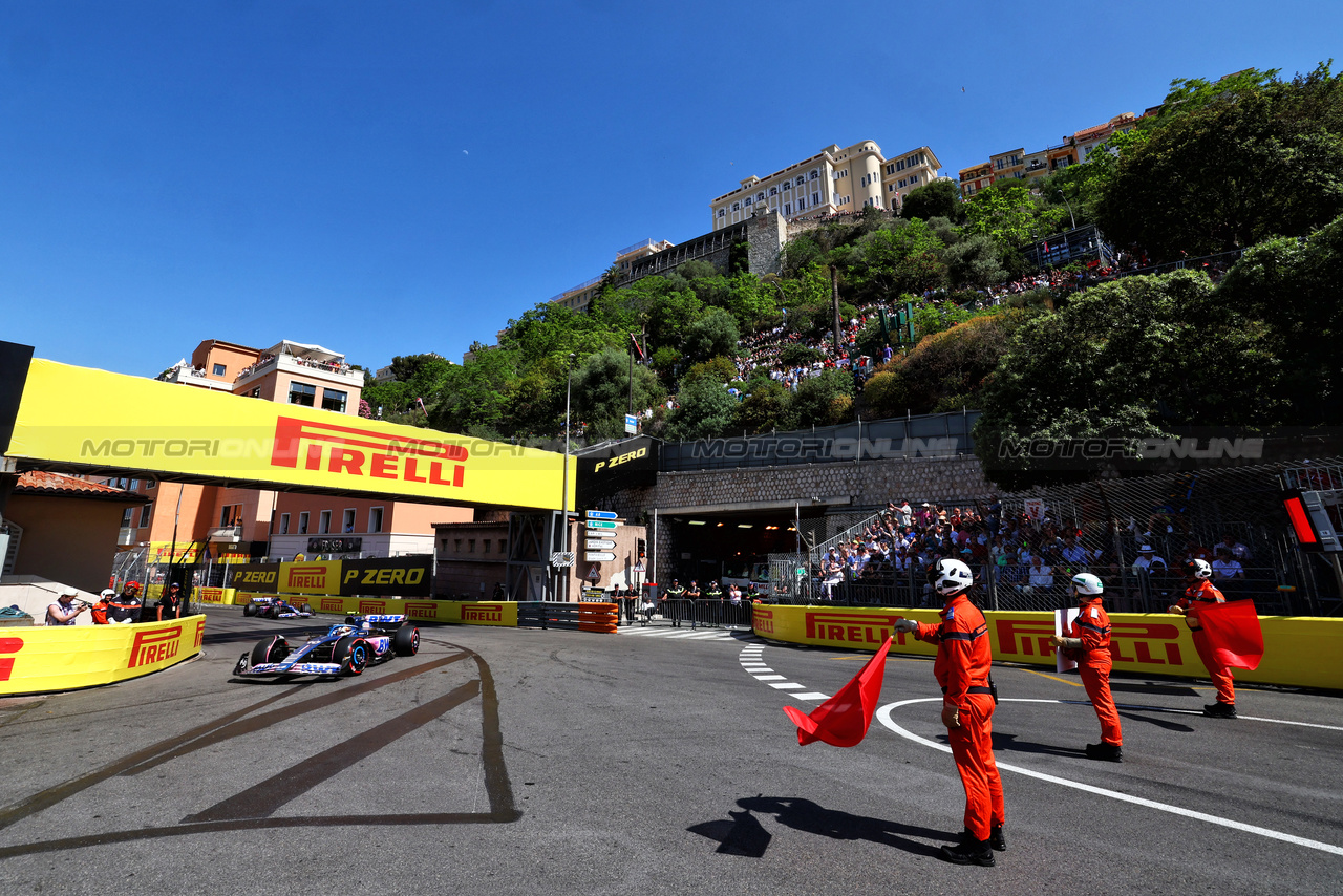 GP MONACO, Pierre Gasly (FRA) Alpine F1 Team A523 as marshals wave red flags during qualifying.

27.05.2023. Formula 1 World Championship, Rd 7, Monaco Grand Prix, Monte Carlo, Monaco, Qualifiche Day.

 - www.xpbimages.com, EMail: requests@xpbimages.com ¬© Copyright: Coates / XPB Images