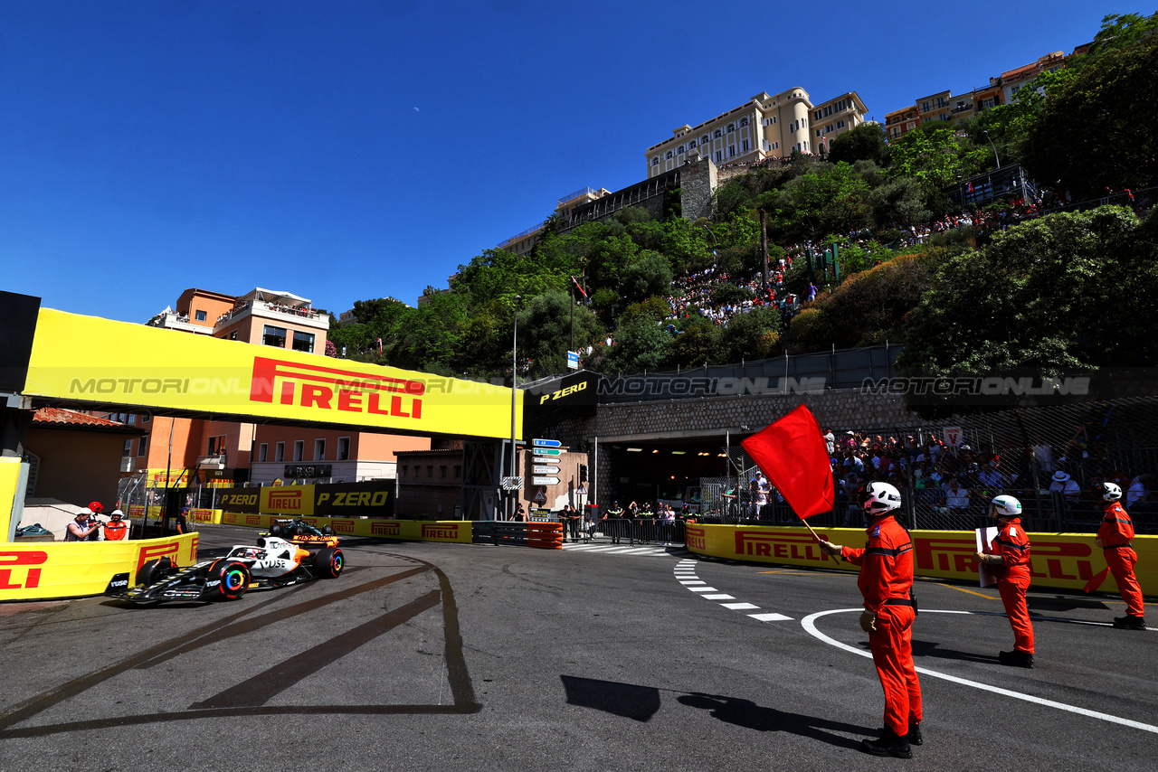GP MONACO, Lando Norris (GBR) McLaren MCL60 as marshals wave red flags during qualifying.

27.05.2023. Formula 1 World Championship, Rd 7, Monaco Grand Prix, Monte Carlo, Monaco, Qualifiche Day.

 - www.xpbimages.com, EMail: requests@xpbimages.com ¬© Copyright: Coates / XPB Images
