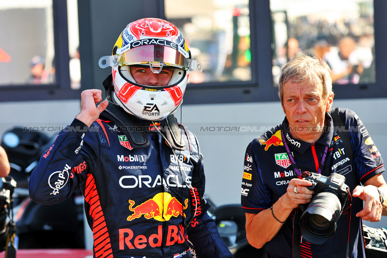 GP MONACO, Max Verstappen (NLD) Red Bull Racing celebrates his pole position in qualifying parc ferme.

27.05.2023. Formula 1 World Championship, Rd 7, Monaco Grand Prix, Monte Carlo, Monaco, Qualifiche Day.

- www.xpbimages.com, EMail: requests@xpbimages.com ¬© Copyright: Batchelor / XPB Images