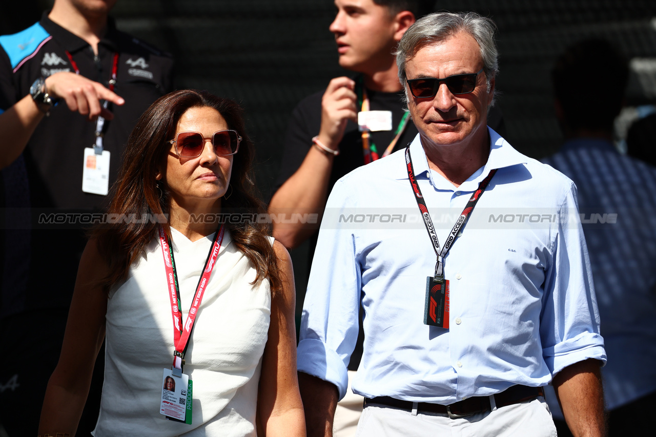 GP MONACO, Carlos Sainz (ESP) with sua moglie Reyes Vazquez de Castro.

26.05.2023. Formula 1 World Championship, Rd 7, Monaco Grand Prix, Monte Carlo, Monaco, Practice Day.

 - www.xpbimages.com, EMail: requests@xpbimages.com ¬© Copyright: Coates / XPB Images
