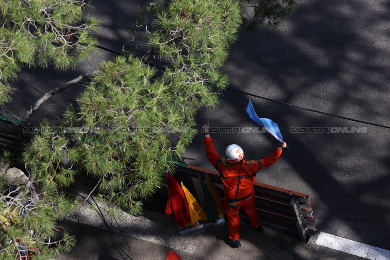 GP MONACO, A marshal with a blue flag.

26.05.2023. Formula 1 World Championship, Rd 7, Monaco Grand Prix, Monte Carlo, Monaco, Practice Day.

- www.xpbimages.com, EMail: requests@xpbimages.com ¬© Copyright: Bearne / XPB Images
