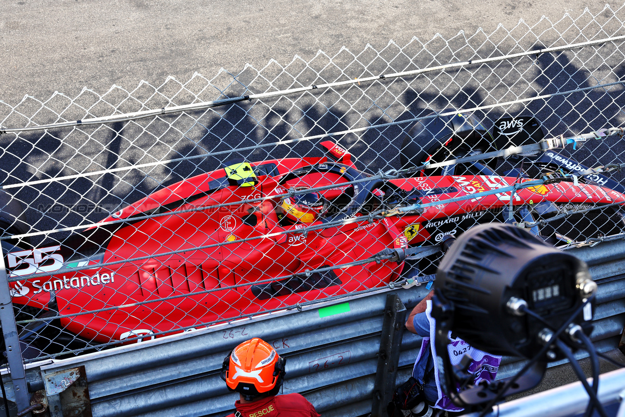 GP MONACO, Carlos Sainz Jr (ESP) Ferrari SF-23 crashed in the second practice session.

26.05.2023. Formula 1 World Championship, Rd 7, Monaco Grand Prix, Monte Carlo, Monaco, Practice Day.

- www.xpbimages.com, EMail: requests@xpbimages.com ¬© Copyright: Batchelor / XPB Images