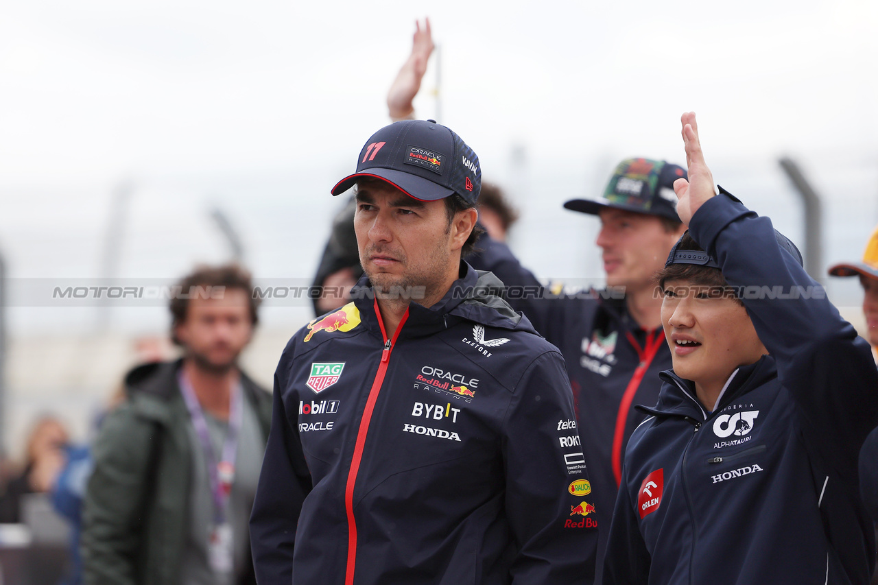 GP OLANDA, (L to R): Sergio Perez (MEX) Red Bull Racing with Yuki Tsunoda (JPN) AlphaTauri on the drivers' parade.

27.08.2023. Formula 1 World Championship, Rd 14, Dutch Grand Prix, Zandvoort, Netherlands, Gara Day.

 - www.xpbimages.com, EMail: requests@xpbimages.com © Copyright: Staley / XPB Images