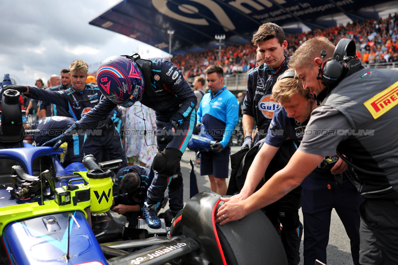 GP OLANDA, Alexander Albon (THA) Williams Racing FW45 on the grid.

27.08.2023. Formula 1 World Championship, Rd 14, Dutch Grand Prix, Zandvoort, Netherlands, Gara Day.

- www.xpbimages.com, EMail: requests@xpbimages.com © Copyright: Bearne / XPB Images