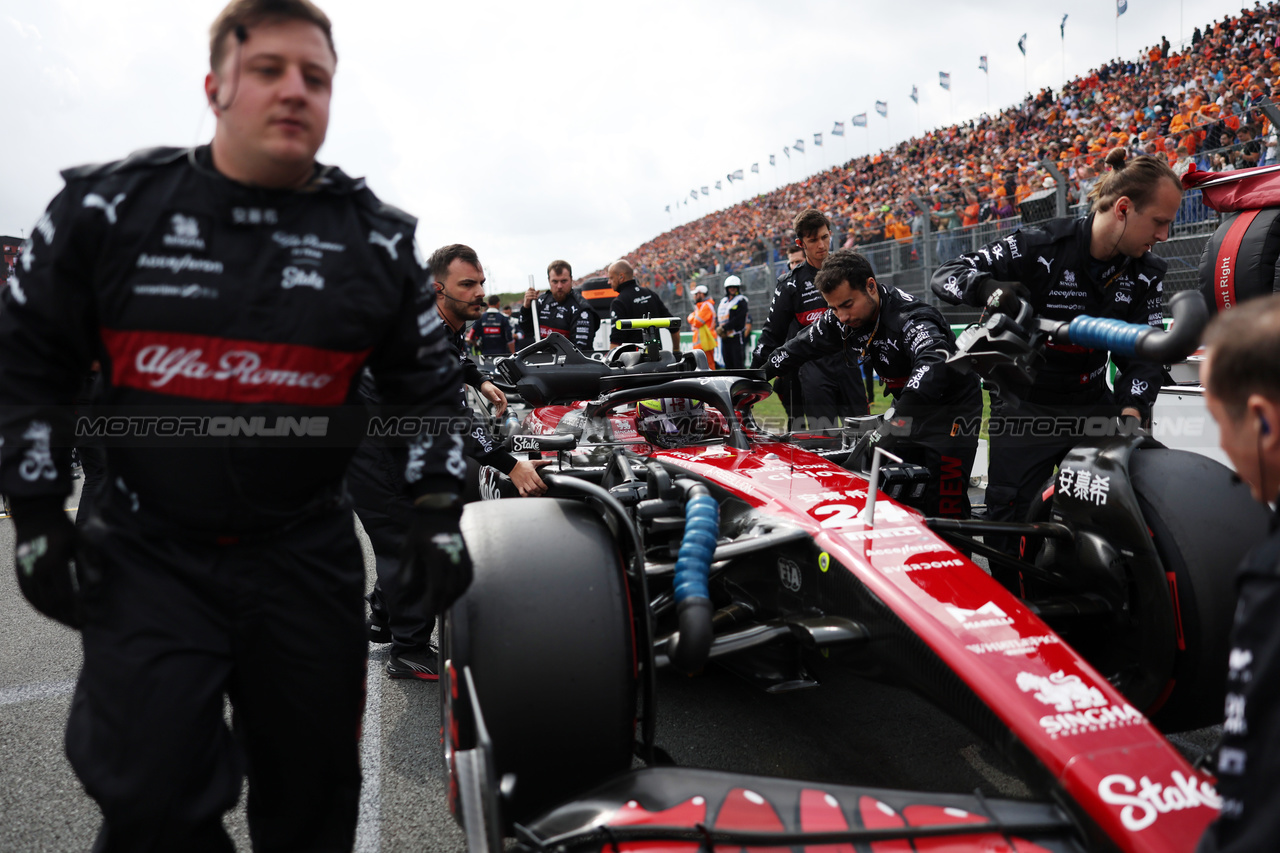 GP OLANDA, Zhou Guanyu (CHN) Alfa Romeo F1 Team C43 on the grid.

27.08.2023. Formula 1 World Championship, Rd 14, Dutch Grand Prix, Zandvoort, Netherlands, Gara Day.

- www.xpbimages.com, EMail: requests@xpbimages.com © Copyright: Bearne / XPB Images