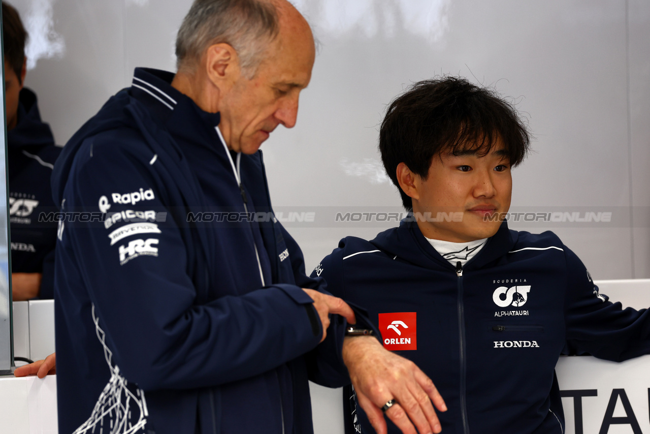 GP OLANDA, Yuki Tsunoda (JPN) AlphaTauri with Dr Helmut Marko (AUT) Red Bull Motorsport Consultant.

27.08.2023. Formula 1 World Championship, Rd 14, Dutch Grand Prix, Zandvoort, Netherlands, Gara Day.

 - www.xpbimages.com, EMail: requests@xpbimages.com © Copyright: Coates / XPB Images