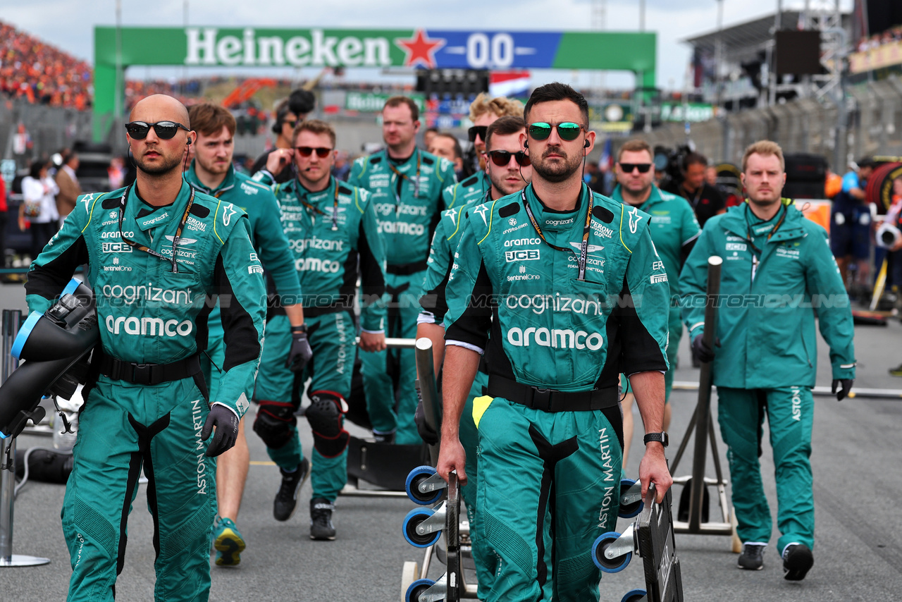 GP OLANDA, Aston Martin F1 Team meccanici on the grid.

27.08.2023. Formula 1 World Championship, Rd 14, Dutch Grand Prix, Zandvoort, Netherlands, Gara Day.

- www.xpbimages.com, EMail: requests@xpbimages.com © Copyright: Moy / XPB Images
