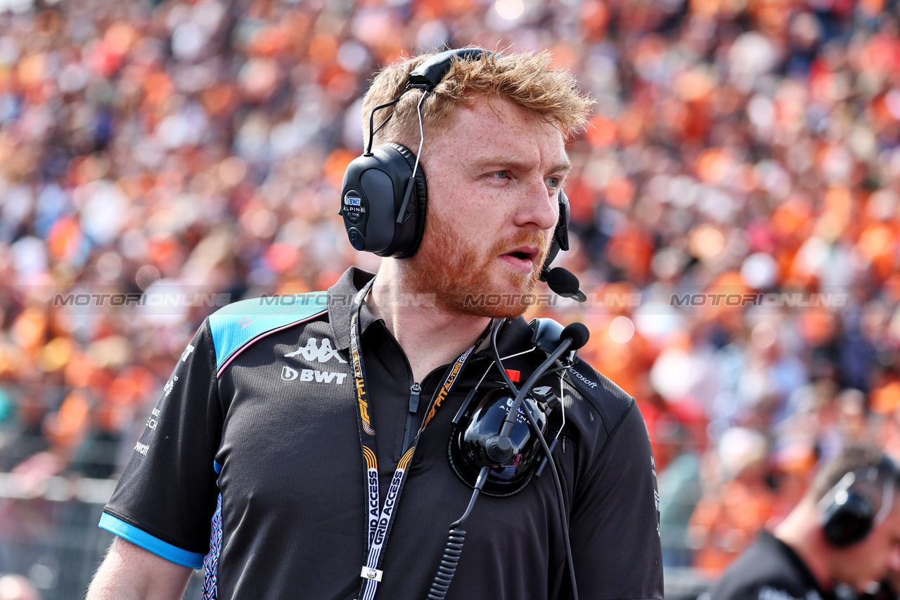 GP OLANDA, Josh Peckett (GBR) Alpine F1 Team Gara Engineer on the grid.

27.08.2023. Formula 1 World Championship, Rd 14, Dutch Grand Prix, Zandvoort, Netherlands, Gara Day.

- www.xpbimages.com, EMail: requests@xpbimages.com © Copyright: Moy / XPB Images