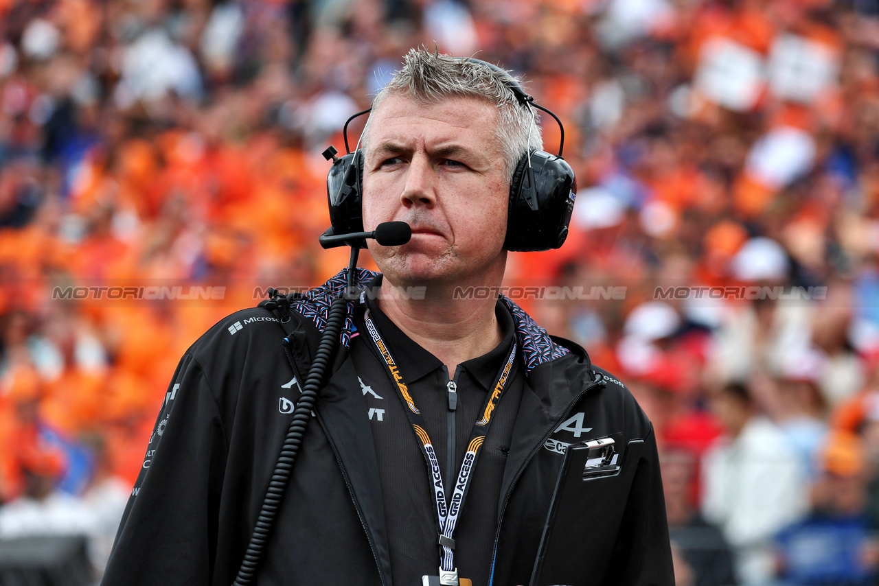 GP OLANDA, Rob Cherry (GBR) Alpine F1 Team Gara Team Manager on the grid.

27.08.2023. Formula 1 World Championship, Rd 14, Dutch Grand Prix, Zandvoort, Netherlands, Gara Day.

- www.xpbimages.com, EMail: requests@xpbimages.com © Copyright: Moy / XPB Images
