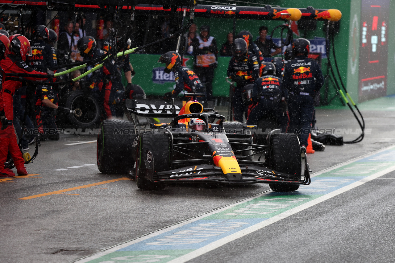 GP OLANDA, Max Verstappen (NLD) Red Bull Racing RB19 makes a pit stop.

27.08.2023. Formula 1 World Championship, Rd 14, Dutch Grand Prix, Zandvoort, Netherlands, Gara Day.

- www.xpbimages.com, EMail: requests@xpbimages.com © Copyright: Bearne / XPB Images