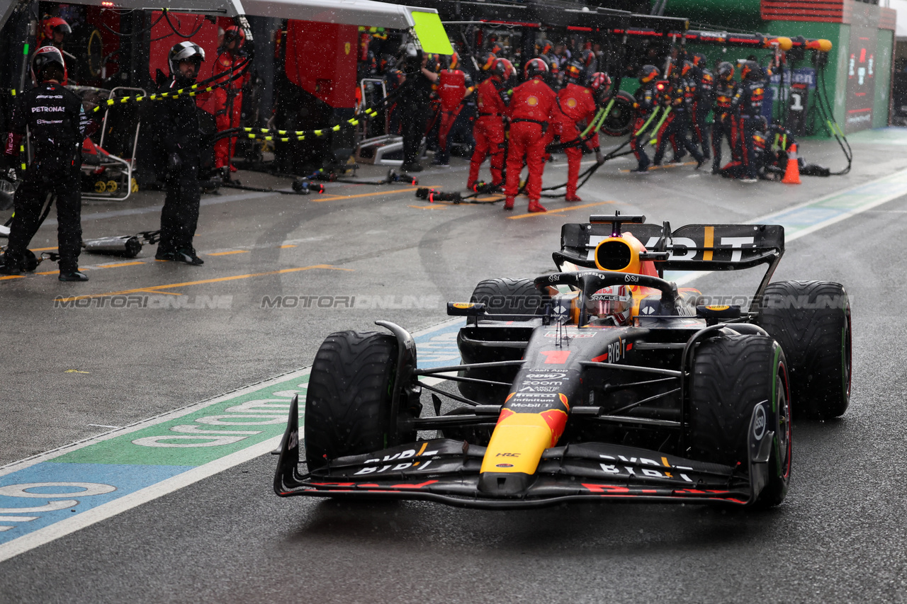 GP OLANDA, Max Verstappen (NLD) Red Bull Racing RB19 makes a pit stop.

27.08.2023. Formula 1 World Championship, Rd 14, Dutch Grand Prix, Zandvoort, Netherlands, Gara Day.

- www.xpbimages.com, EMail: requests@xpbimages.com © Copyright: Bearne / XPB Images