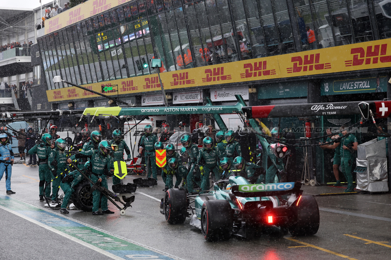 GP OLANDA, Fernando Alonso (ESP) Aston Martin F1 Team AMR23 makes a pit stop.

27.08.2023. Formula 1 World Championship, Rd 14, Dutch Grand Prix, Zandvoort, Netherlands, Gara Day.

- www.xpbimages.com, EMail: requests@xpbimages.com © Copyright: Bearne / XPB Images