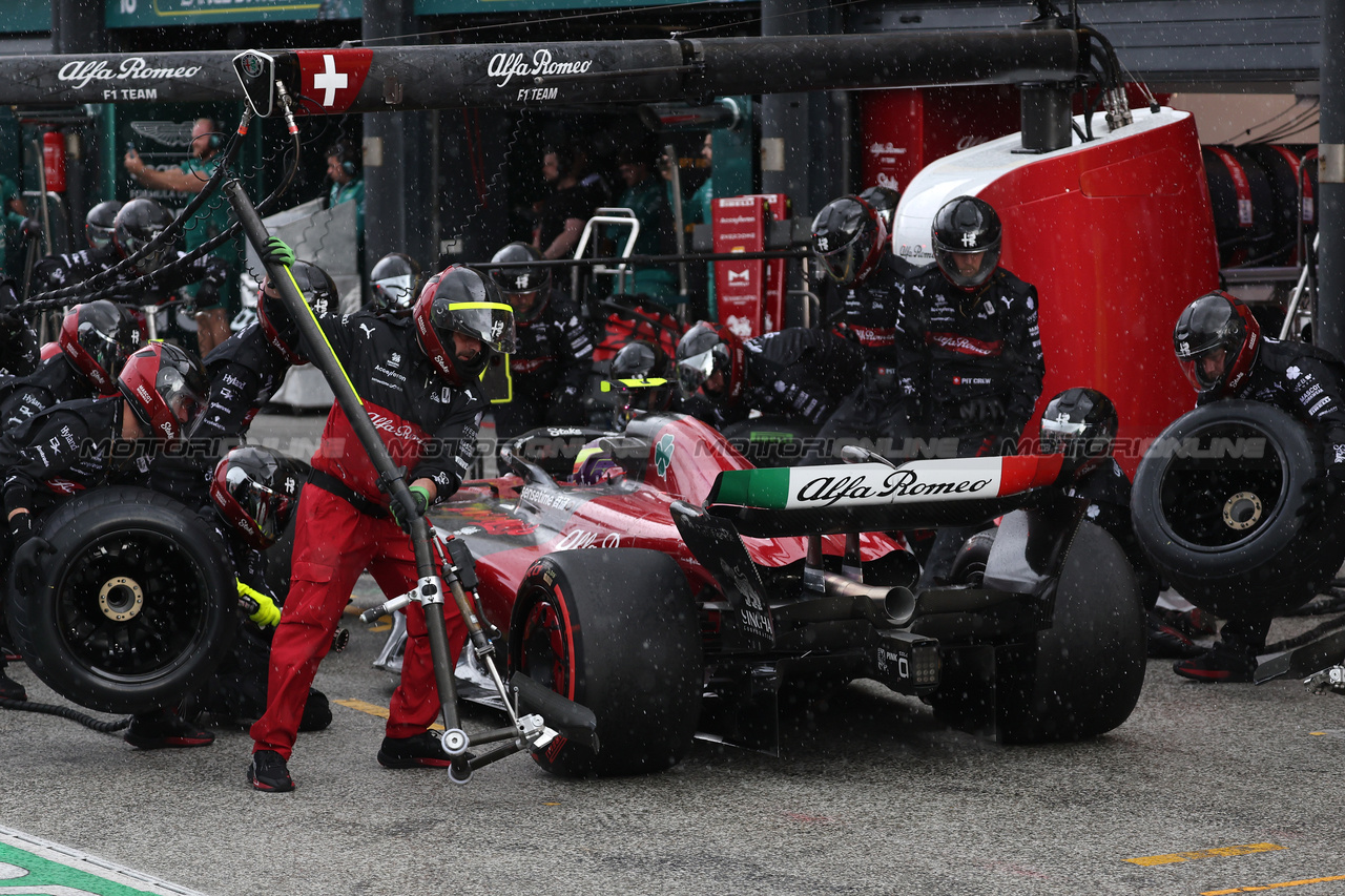 GP OLANDA, Zhou Guanyu (CHN) Alfa Romeo F1 Team C43 makes a pit stop.

27.08.2023. Formula 1 World Championship, Rd 14, Dutch Grand Prix, Zandvoort, Netherlands, Gara Day.

- www.xpbimages.com, EMail: requests@xpbimages.com © Copyright: Bearne / XPB Images