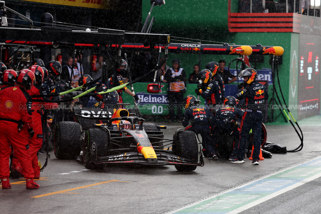 GP OLANDA, Max Verstappen (NLD) Red Bull Racing RB19 makes a pit stop.

27.08.2023. Formula 1 World Championship, Rd 14, Dutch Grand Prix, Zandvoort, Netherlands, Gara Day.

- www.xpbimages.com, EMail: requests@xpbimages.com © Copyright: Bearne / XPB Images