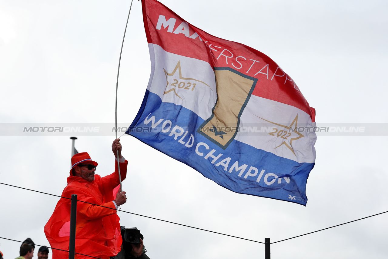 GP OLANDA, Circuit Atmosfera - fan e flag for Max Verstappen (NLD) Red Bull Racing.

27.08.2023. Formula 1 World Championship, Rd 14, Dutch Grand Prix, Zandvoort, Netherlands, Gara Day.

- www.xpbimages.com, EMail: requests@xpbimages.com © Copyright: Moy / XPB Images
