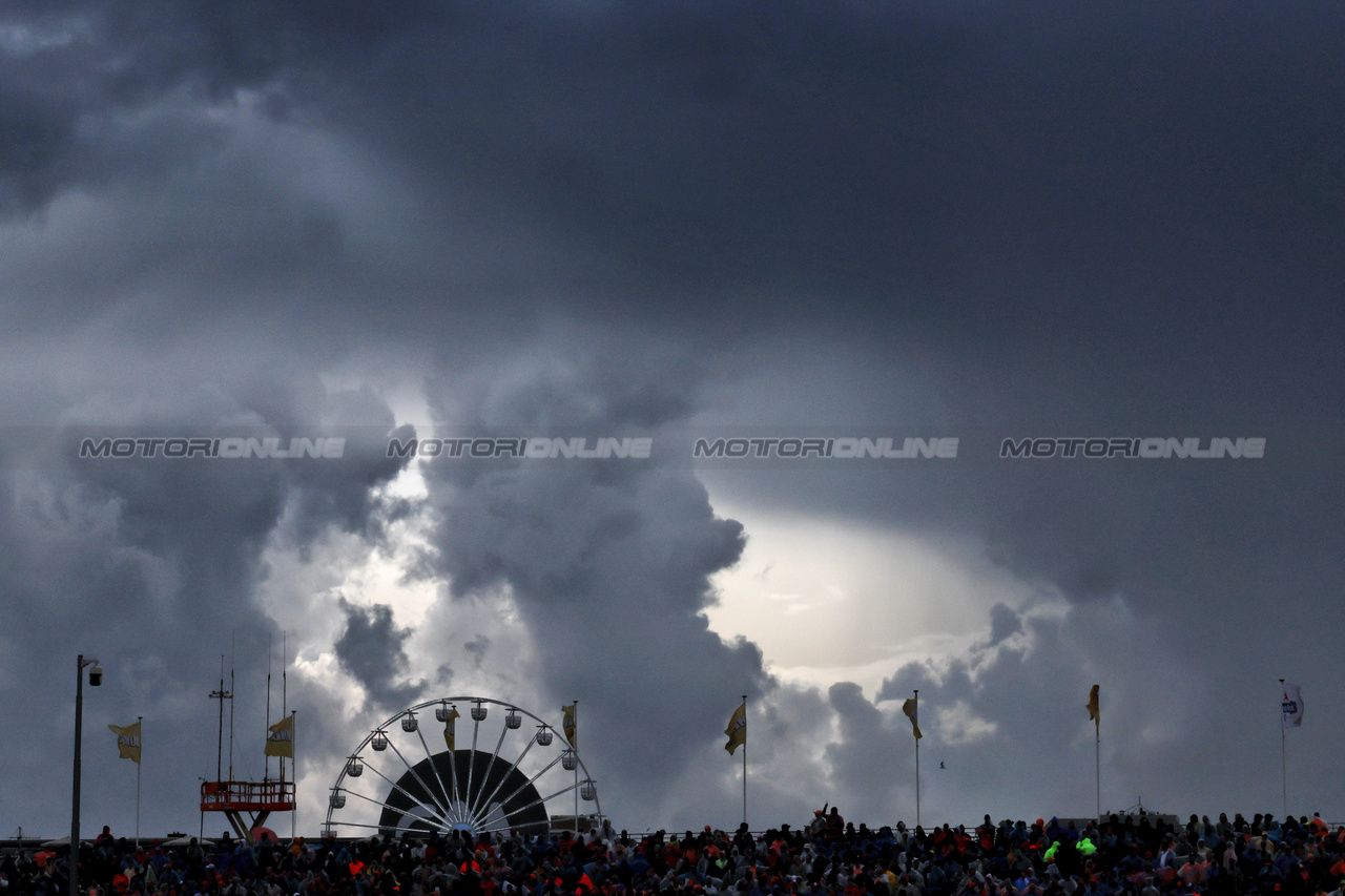 GP OLANDA, Circuit Atmosfera - dark clouds above the grandstand.

27.08.2023. Formula 1 World Championship, Rd 14, Dutch Grand Prix, Zandvoort, Netherlands, Gara Day.

- www.xpbimages.com, EMail: requests@xpbimages.com © Copyright: Moy / XPB Images