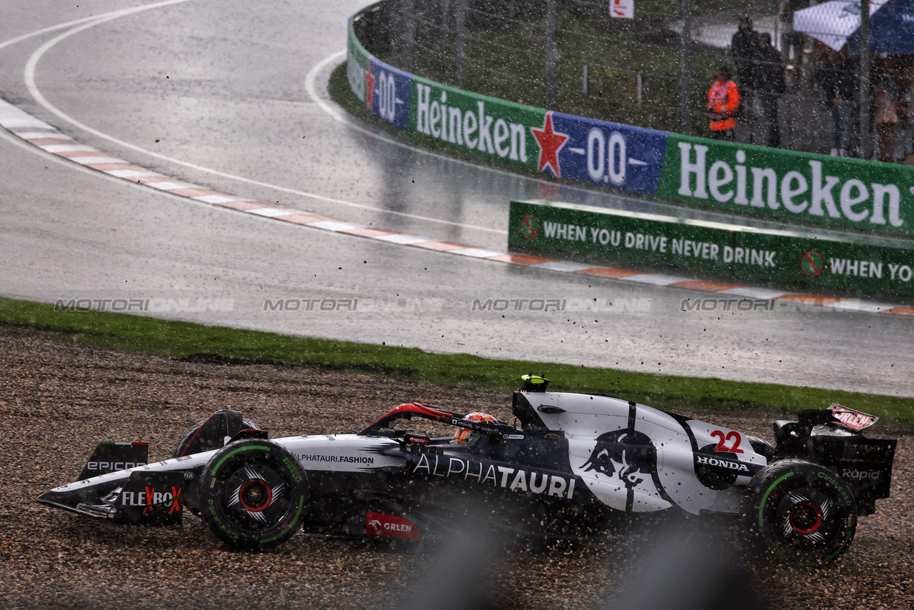 GP OLANDA, Yuki Tsunoda (JPN) AlphaTauri AT04 runs off the circuit at Tarzan.

27.08.2023. Formula 1 World Championship, Rd 14, Dutch Grand Prix, Zandvoort, Netherlands, Gara Day.

 - www.xpbimages.com, EMail: requests@xpbimages.com © Copyright: Coates / XPB Images