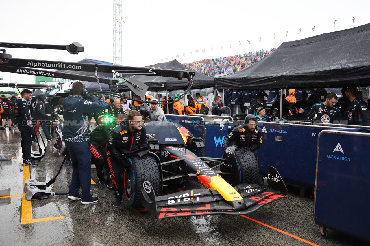 GP OLANDA, Max Verstappen (NLD) Red Bull Racing RB19 in the pits as the race is stopped.

27.08.2023. Formula 1 World Championship, Rd 14, Dutch Grand Prix, Zandvoort, Netherlands, Gara Day.

- www.xpbimages.com, EMail: requests@xpbimages.com © Copyright: Bearne / XPB Images