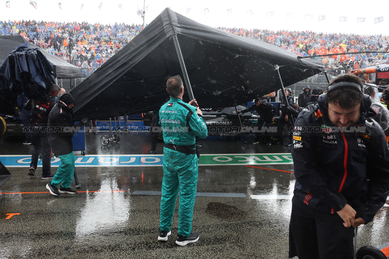 GP OLANDA, Aston Martin F1 Team meccanici in the pits as the race is stopped.

27.08.2023. Formula 1 World Championship, Rd 14, Dutch Grand Prix, Zandvoort, Netherlands, Gara Day.

- www.xpbimages.com, EMail: requests@xpbimages.com © Copyright: Bearne / XPB Images