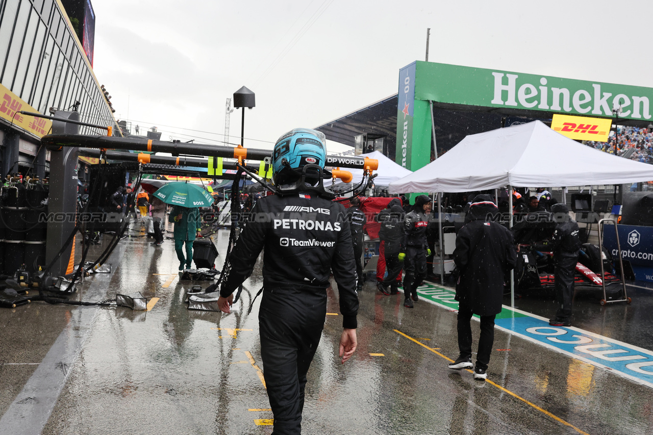 GP OLANDA, George Russell (GBR) Mercedes AMG F1 in the pits as the race is stopped.

27.08.2023. Formula 1 World Championship, Rd 14, Dutch Grand Prix, Zandvoort, Netherlands, Gara Day.

- www.xpbimages.com, EMail: requests@xpbimages.com © Copyright: Bearne / XPB Images