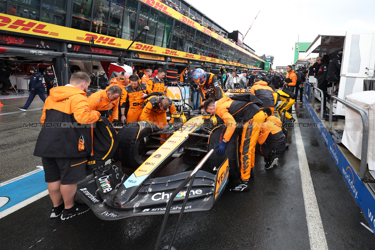 GP OLANDA, Oscar Piastri (AUS) McLaren MCL60 in the pits as the race is stopped.

27.08.2023. Formula 1 World Championship, Rd 14, Dutch Grand Prix, Zandvoort, Netherlands, Gara Day.

- www.xpbimages.com, EMail: requests@xpbimages.com © Copyright: Bearne / XPB Images