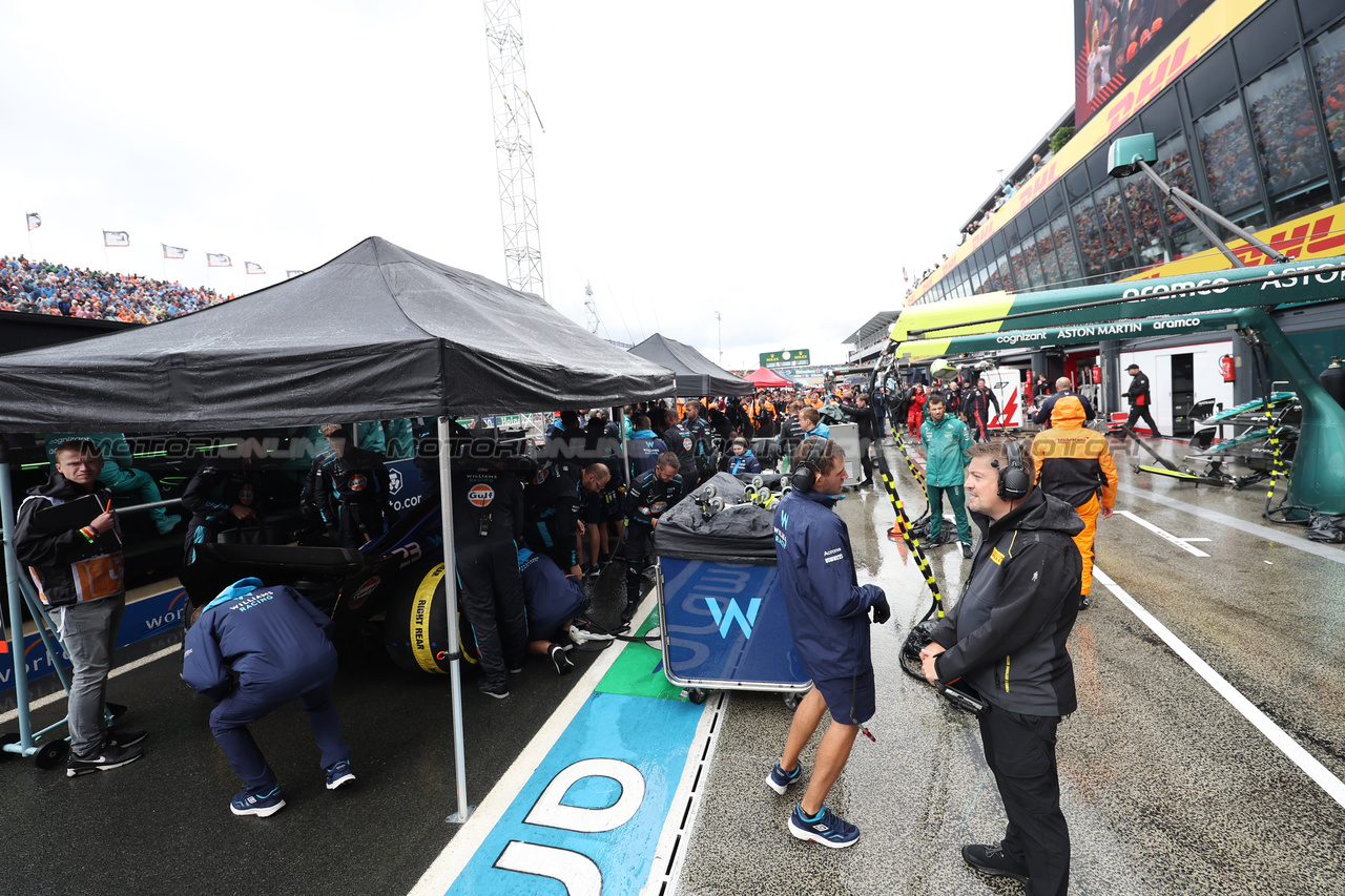 GP OLANDA, Williams Racing in the pits as the race is stopped.

27.08.2023. Formula 1 World Championship, Rd 14, Dutch Grand Prix, Zandvoort, Netherlands, Gara Day.

- www.xpbimages.com, EMail: requests@xpbimages.com © Copyright: Bearne / XPB Images