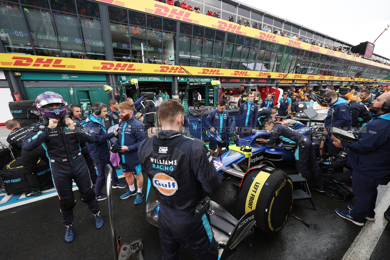 GP OLANDA, Alexander Albon (THA) Williams Racing FW45 in the pits as the race is stopped.

27.08.2023. Formula 1 World Championship, Rd 14, Dutch Grand Prix, Zandvoort, Netherlands, Gara Day.

- www.xpbimages.com, EMail: requests@xpbimages.com © Copyright: Bearne / XPB Images