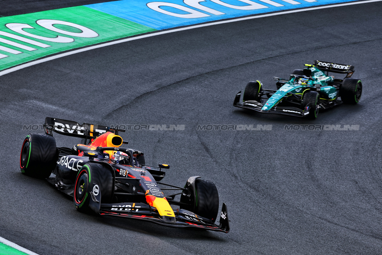 GP OLANDA, Max Verstappen (NLD) Red Bull Racing RB19 davanti a Fernando Alonso (ESP) Aston Martin F1 Team AMR23.

27.08.2023. Formula 1 World Championship, Rd 14, Dutch Grand Prix, Zandvoort, Netherlands, Gara Day.

- www.xpbimages.com, EMail: requests@xpbimages.com © Copyright: Miltenburg / XPB Images