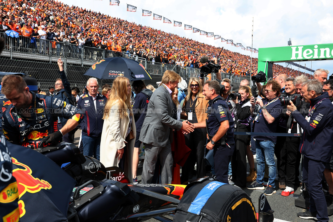 GP OLANDA, King Willem-Alexander (NLD) on the grid with sua moglie Queen Maxima e Christian Horner (GBR) Red Bull Racing Team Principal.

27.08.2023. Formula 1 World Championship, Rd 14, Dutch Grand Prix, Zandvoort, Netherlands, Gara Day.

- www.xpbimages.com, EMail: requests@xpbimages.com © Copyright: Moy / XPB Images