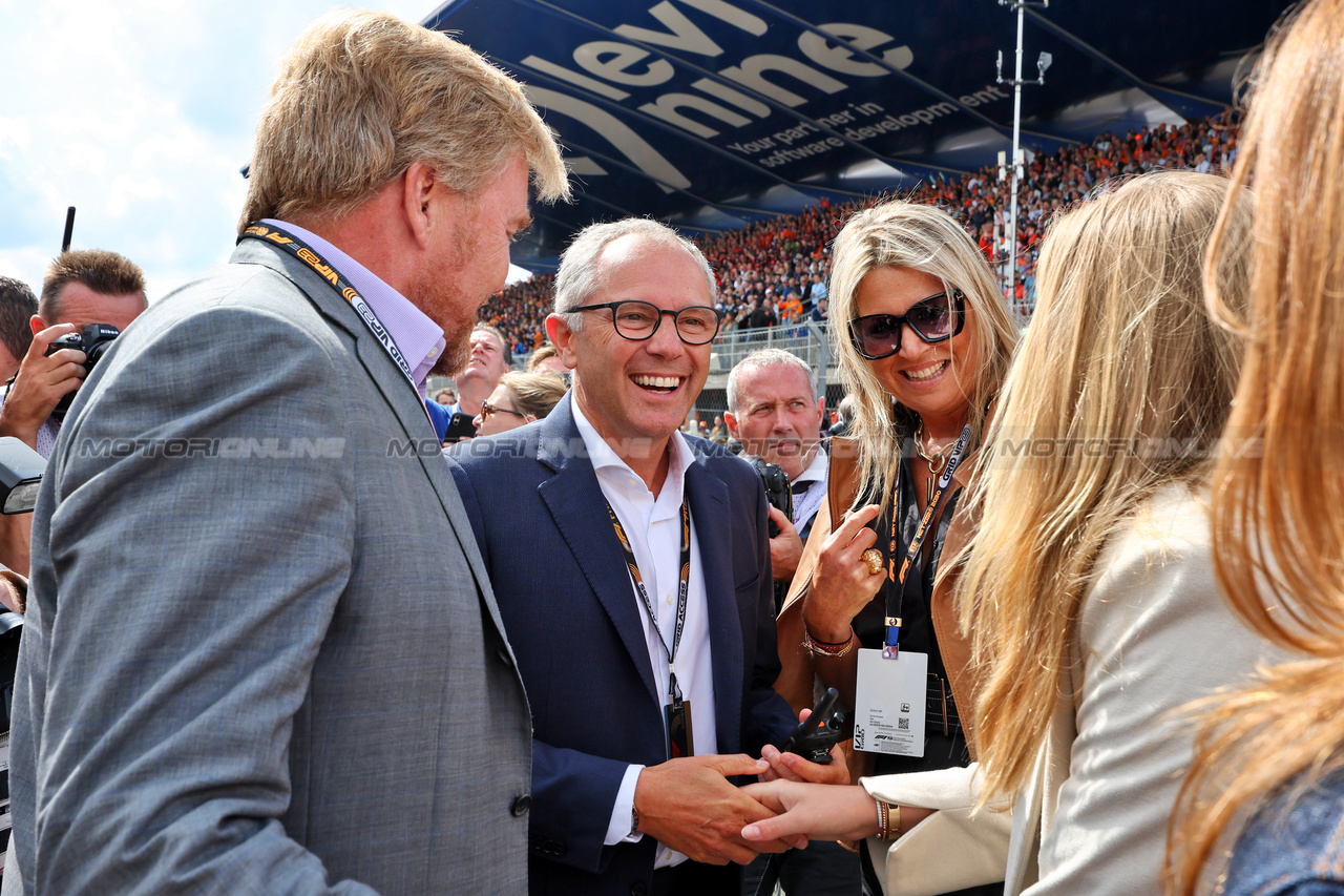 GP OLANDA, King Willem-Alexander (NLD) on the grid with sua moglie Queen Maxima e Stefano Domenicali (ITA) Formula One President e CEO.

27.08.2023. Formula 1 World Championship, Rd 14, Dutch Grand Prix, Zandvoort, Netherlands, Gara Day.

- www.xpbimages.com, EMail: requests@xpbimages.com © Copyright: Moy / XPB Images