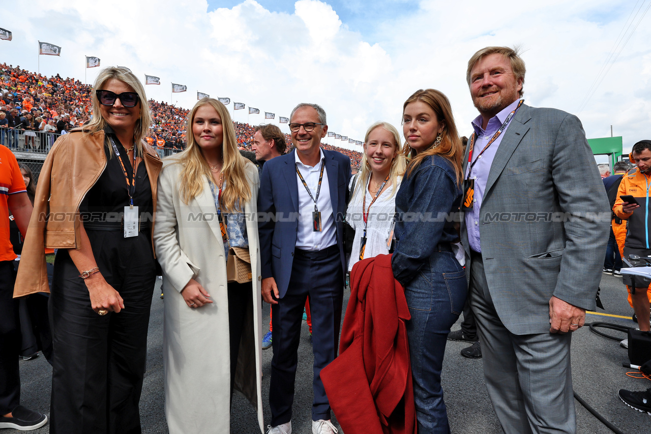 GP OLANDA, King Willem-Alexander (NLD) on the grid with sua moglie Queen Maxima, children Amalia, Alexia, andAriane; e Stefano Domenicali (ITA) Formula One President e CEO.

27.08.2023. Formula 1 World Championship, Rd 14, Dutch Grand Prix, Zandvoort, Netherlands, Gara Day.

- www.xpbimages.com, EMail: requests@xpbimages.com © Copyright: Moy / XPB Images