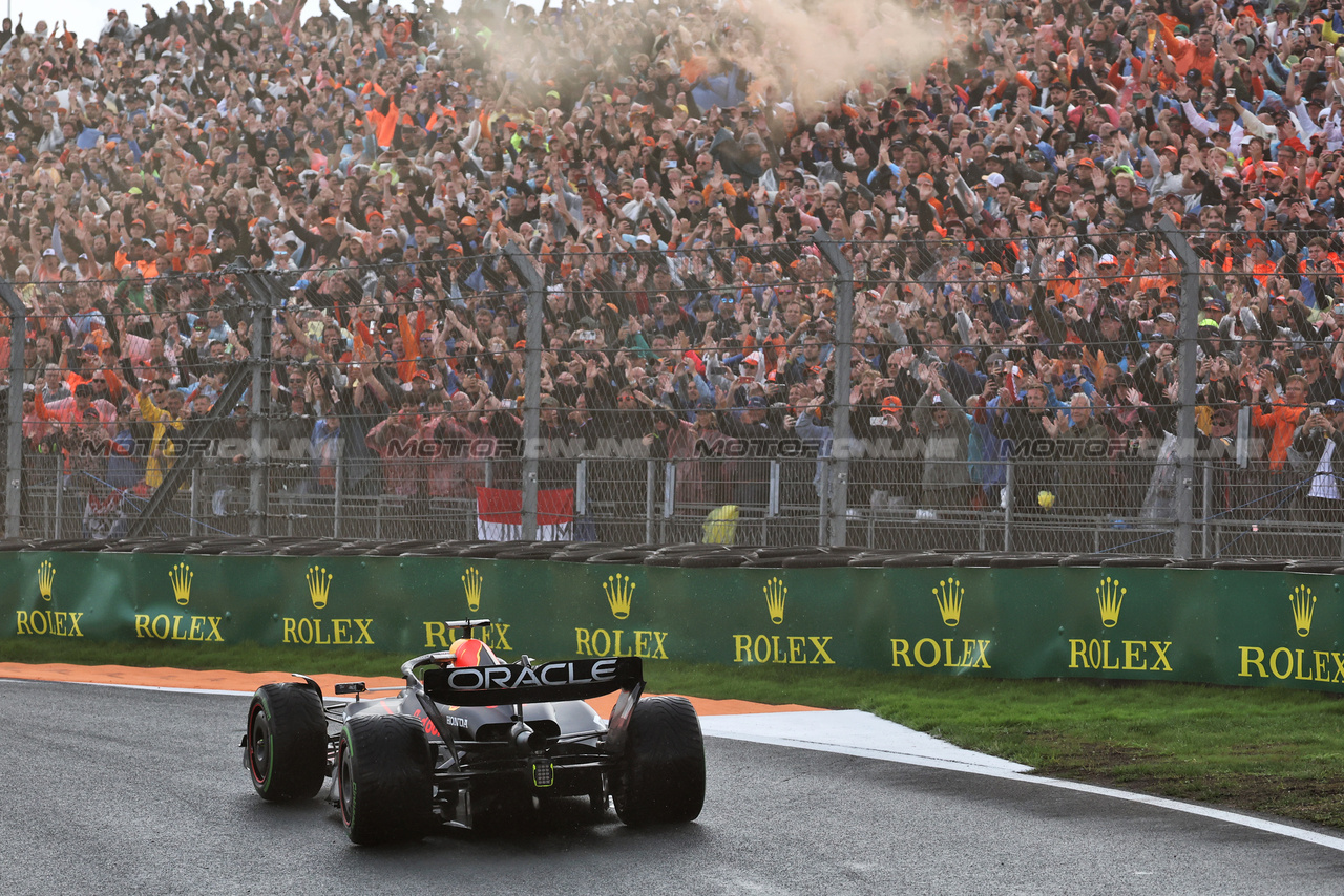 GP OLANDA, Max Verstappen (NLD) Red Bull Racing RB19 at the end of the race.

27.08.2023. Formula 1 World Championship, Rd 14, Dutch Grand Prix, Zandvoort, Netherlands, Gara Day.

- www.xpbimages.com, EMail: requests@xpbimages.com © Copyright: Moy / XPB Images