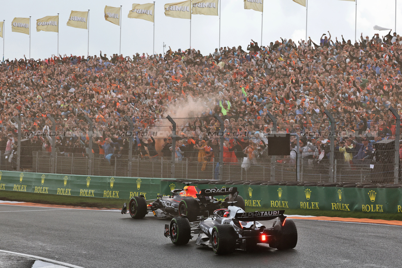 GP OLANDA, Max Verstappen (NLD) Red Bull Racing RB19 at the end of the race.

27.08.2023. Formula 1 World Championship, Rd 14, Dutch Grand Prix, Zandvoort, Netherlands, Gara Day.

- www.xpbimages.com, EMail: requests@xpbimages.com © Copyright: Moy / XPB Images
