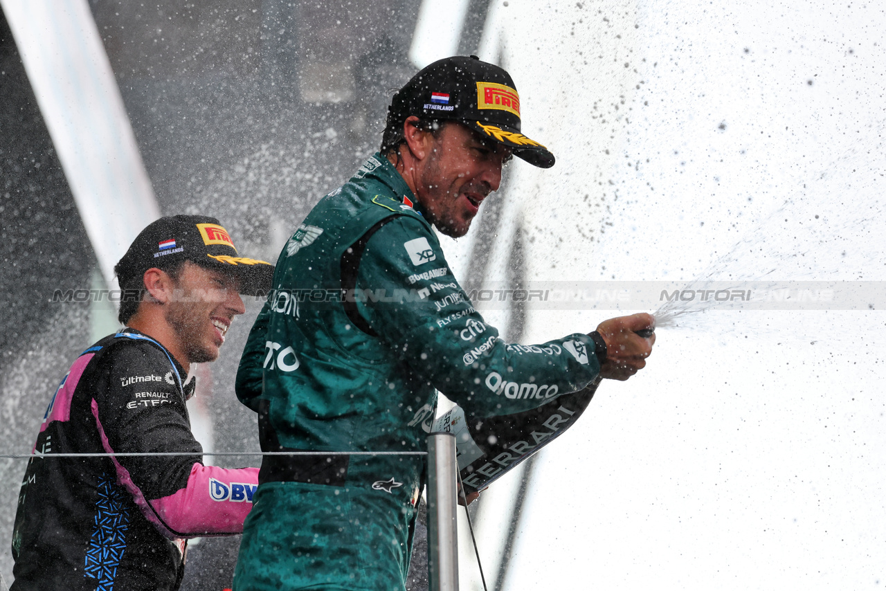 GP OLANDA, Fernando Alonso (ESP) Aston Martin F1 Team celebrates his second position on the podium.

27.08.2023. Formula 1 World Championship, Rd 14, Dutch Grand Prix, Zandvoort, Netherlands, Gara Day.

- www.xpbimages.com, EMail: requests@xpbimages.com © Copyright: Moy / XPB Images