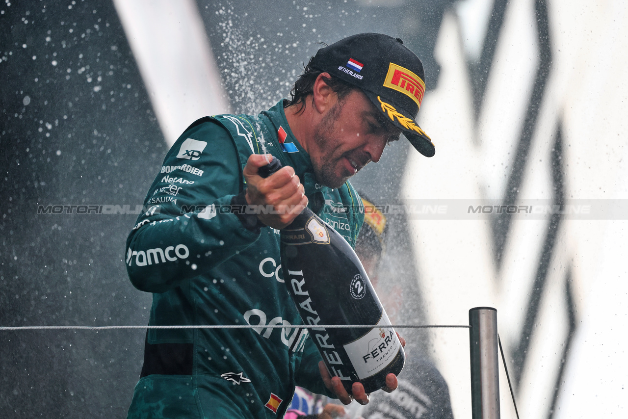 GP OLANDA, Fernando Alonso (ESP) Aston Martin F1 Team celebrates his second position on the podium.

27.08.2023. Formula 1 World Championship, Rd 14, Dutch Grand Prix, Zandvoort, Netherlands, Gara Day.

- www.xpbimages.com, EMail: requests@xpbimages.com © Copyright: Moy / XPB Images