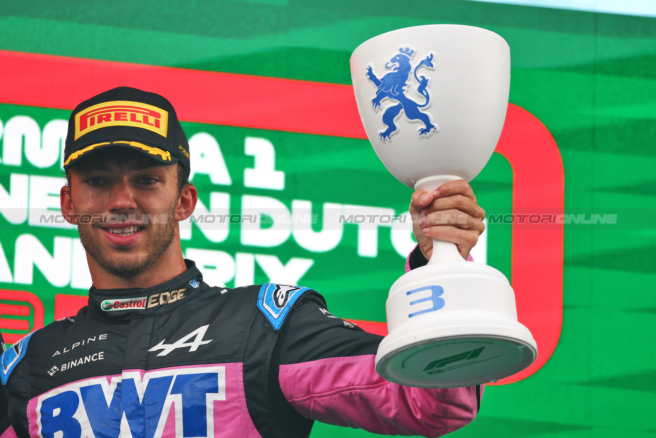 GP OLANDA, Pierre Gasly (FRA) Alpine F1 Team celebrates his third position on the podium.

27.08.2023. Formula 1 World Championship, Rd 14, Dutch Grand Prix, Zandvoort, Netherlands, Gara Day.

 - www.xpbimages.com, EMail: requests@xpbimages.com © Copyright: Coates / XPB Images
