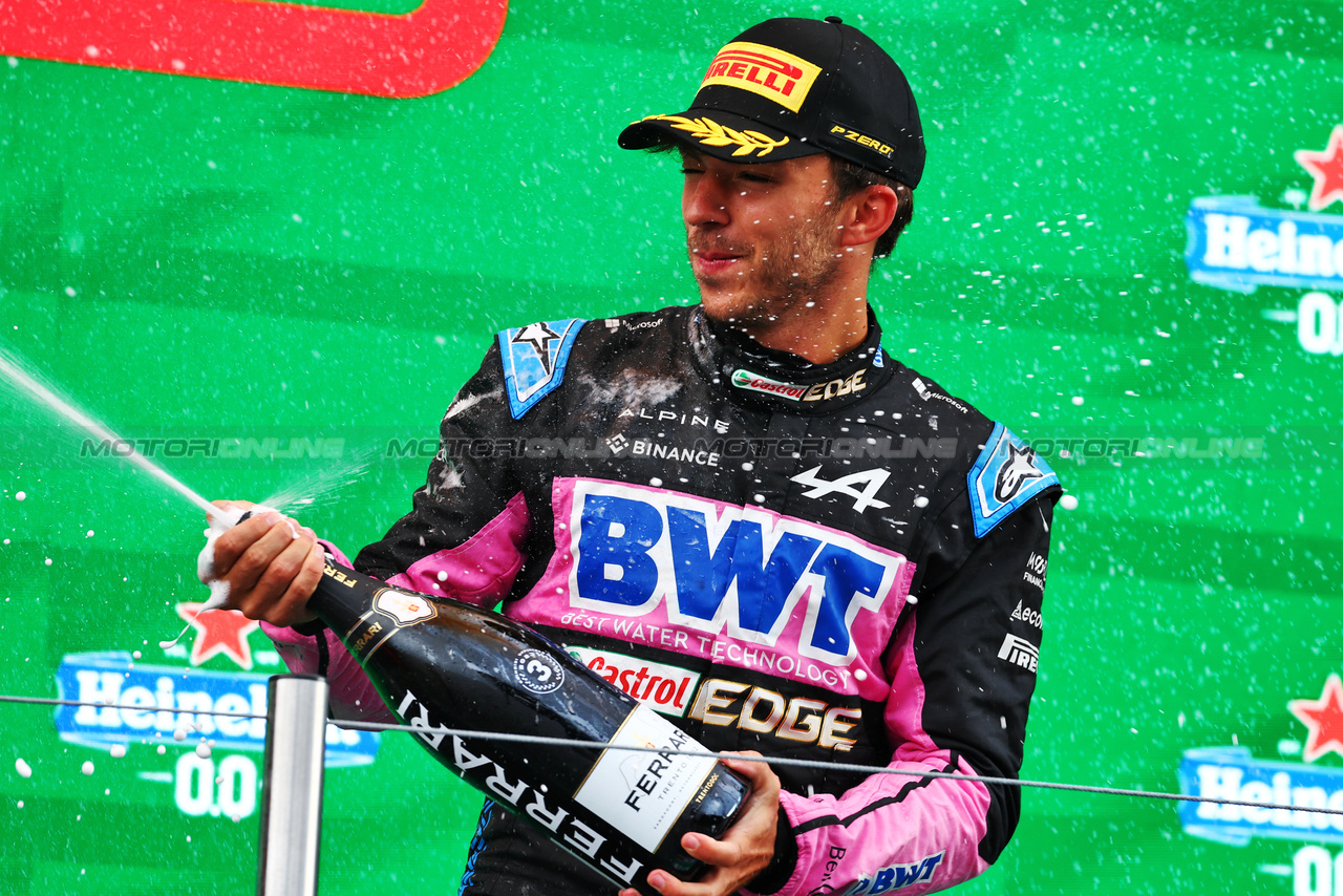 GP OLANDA, Pierre Gasly (FRA) Alpine F1 Team celebrates his third position on the podium.

27.08.2023. Formula 1 World Championship, Rd 14, Dutch Grand Prix, Zandvoort, Netherlands, Gara Day.

 - www.xpbimages.com, EMail: requests@xpbimages.com © Copyright: Coates / XPB Images