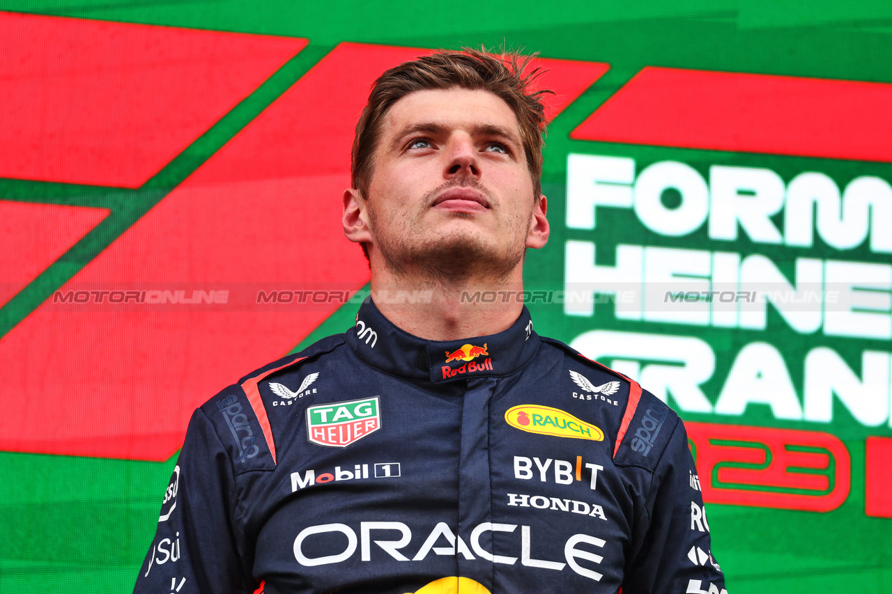 GP OLANDA, Gara winner Max Verstappen (NLD) Red Bull Racing on the podium.

27.08.2023. Formula 1 World Championship, Rd 14, Dutch Grand Prix, Zandvoort, Netherlands, Gara Day.

 - www.xpbimages.com, EMail: requests@xpbimages.com © Copyright: Coates / XPB Images